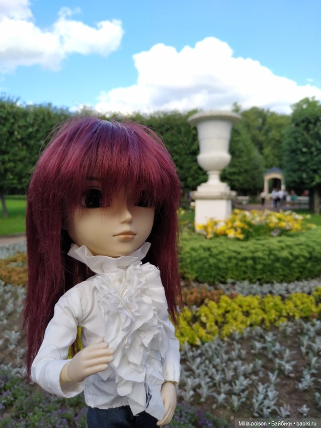 Манабу Сато гуляет по усадьбе Архангельское