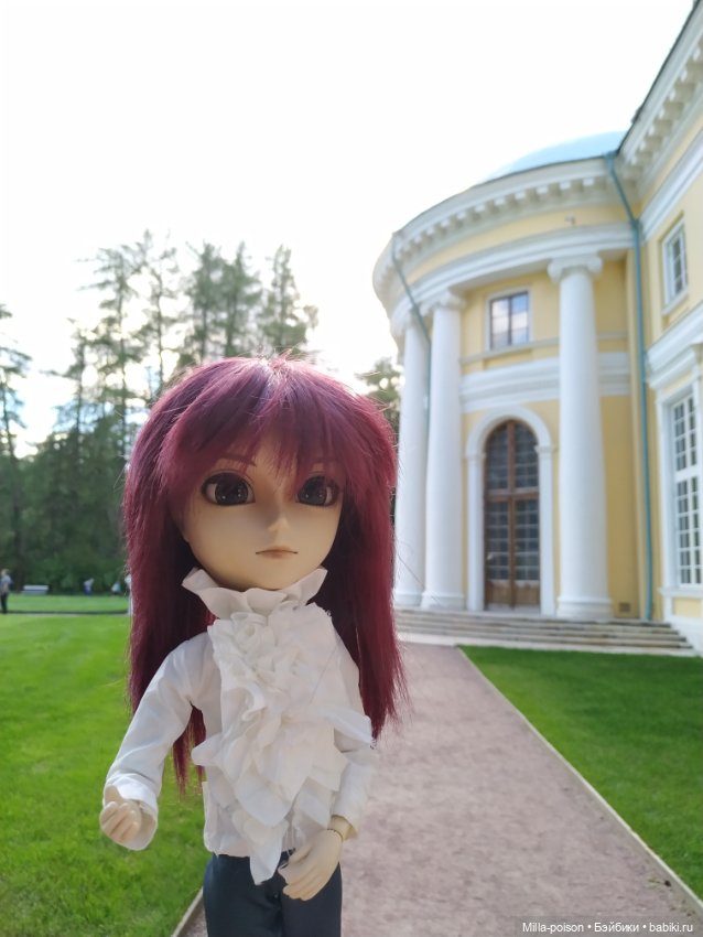 Манабу Сато гуляет по усадьбе Архангельское