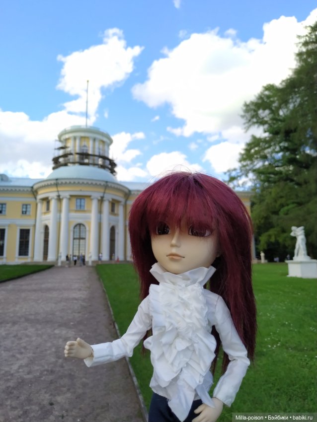 Манабу Сато гуляет по усадьбе Архангельское