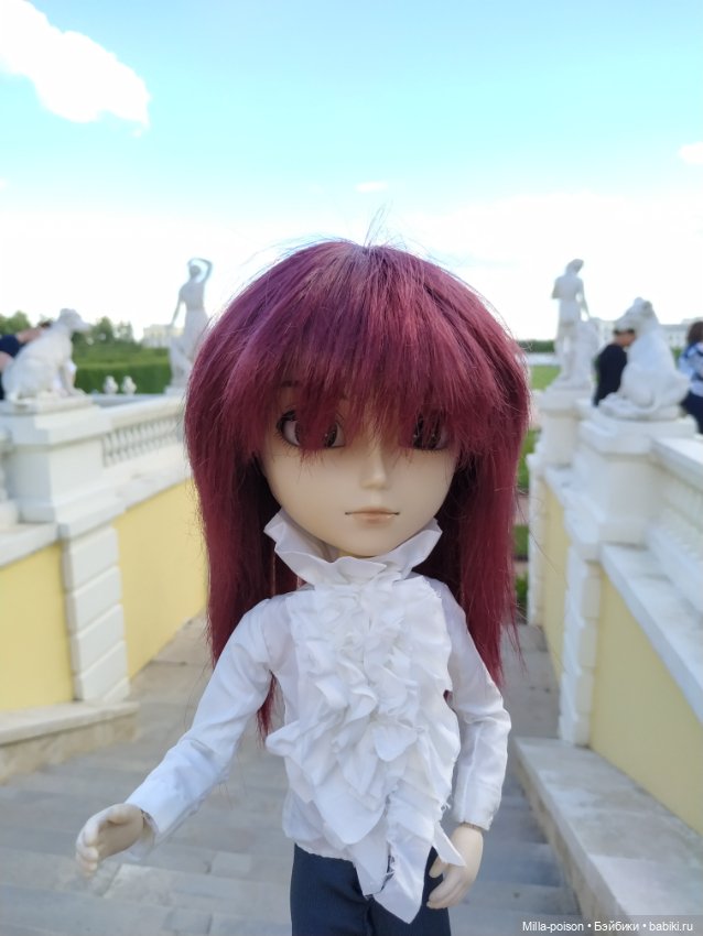 Манабу Сато гуляет по усадьбе Архангельское