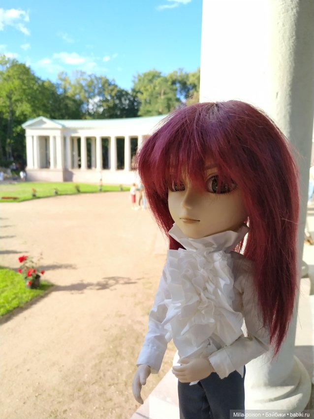 Манабу Сато гуляет по усадьбе Архангельское