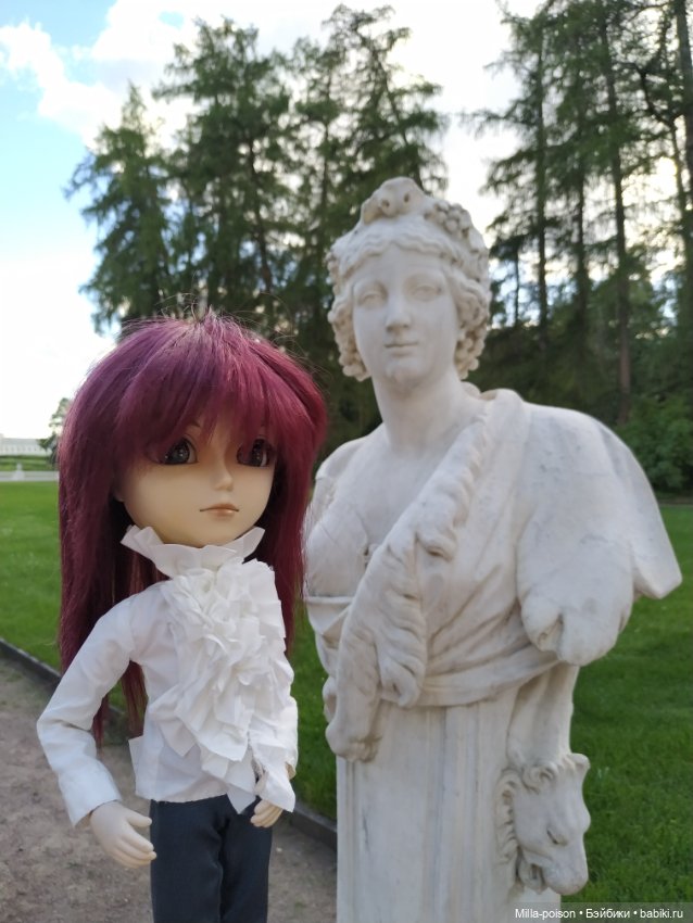 Манабу Сато гуляет по усадьбе Архангельское