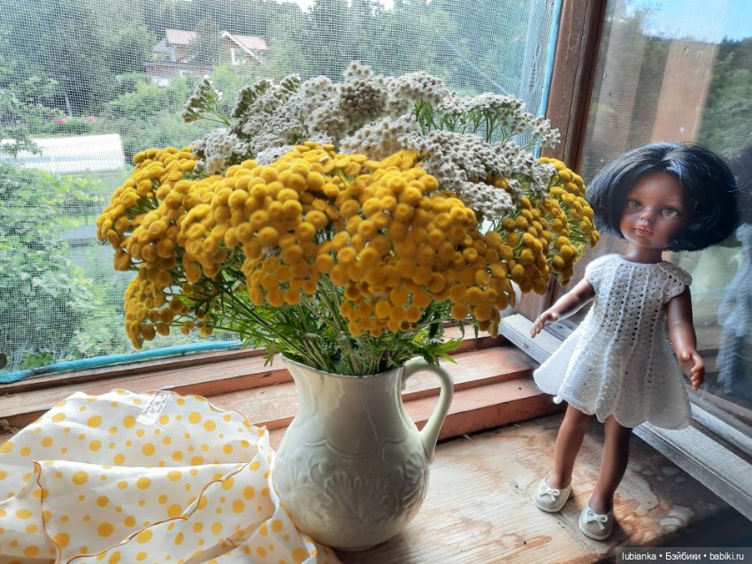 Просто белое платье и просто букет