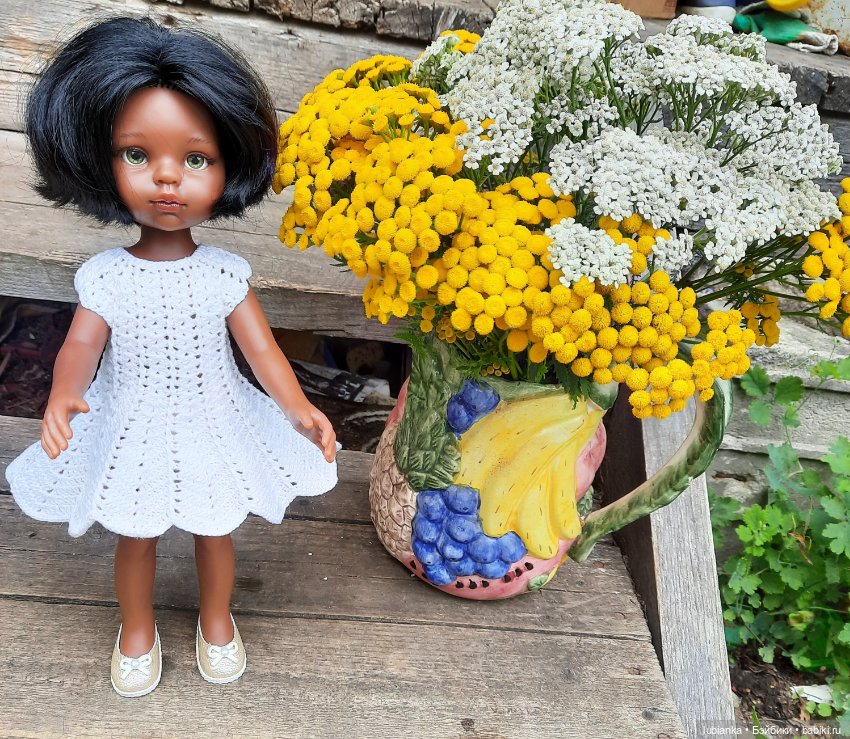 Просто белое платье и просто букет