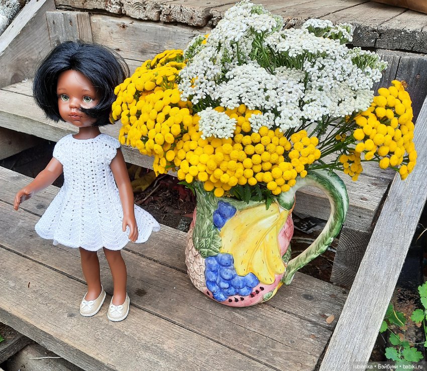 Просто белое платье и просто букет