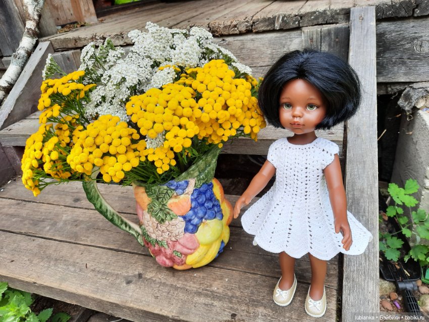 Просто белое платье и просто букет