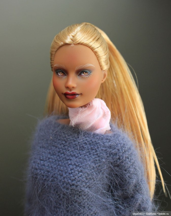 Темнокожая и золотоволосая