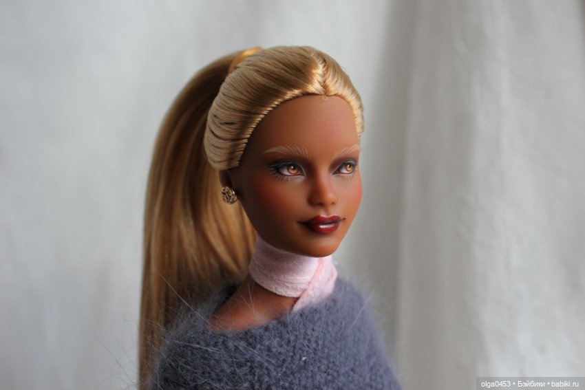 Темнокожая и золотоволосая