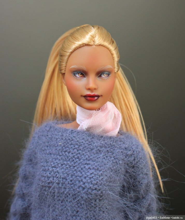 Темнокожая и золотоволосая