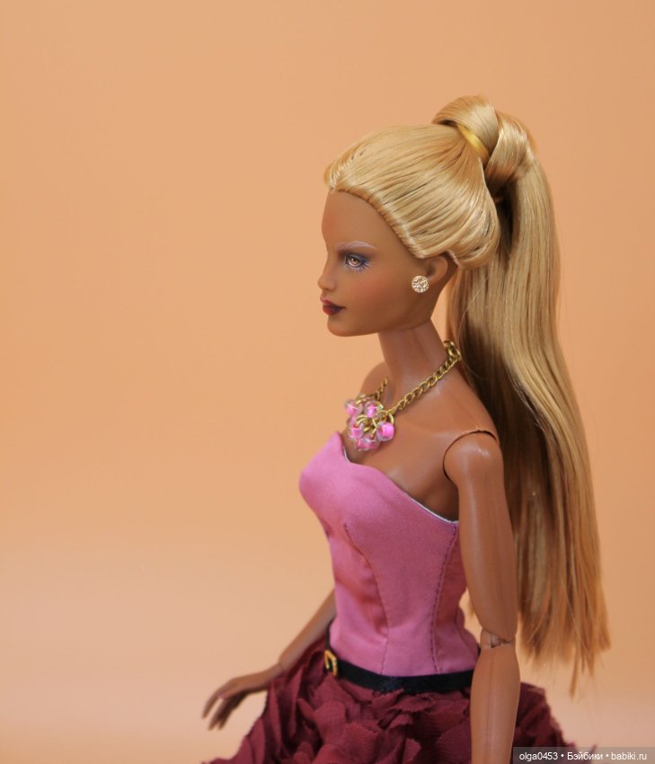 Темнокожая и золотоволосая