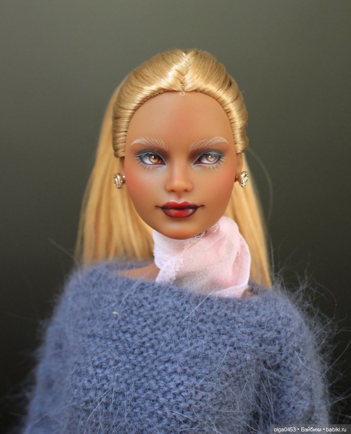 Темнокожая и золотоволосая