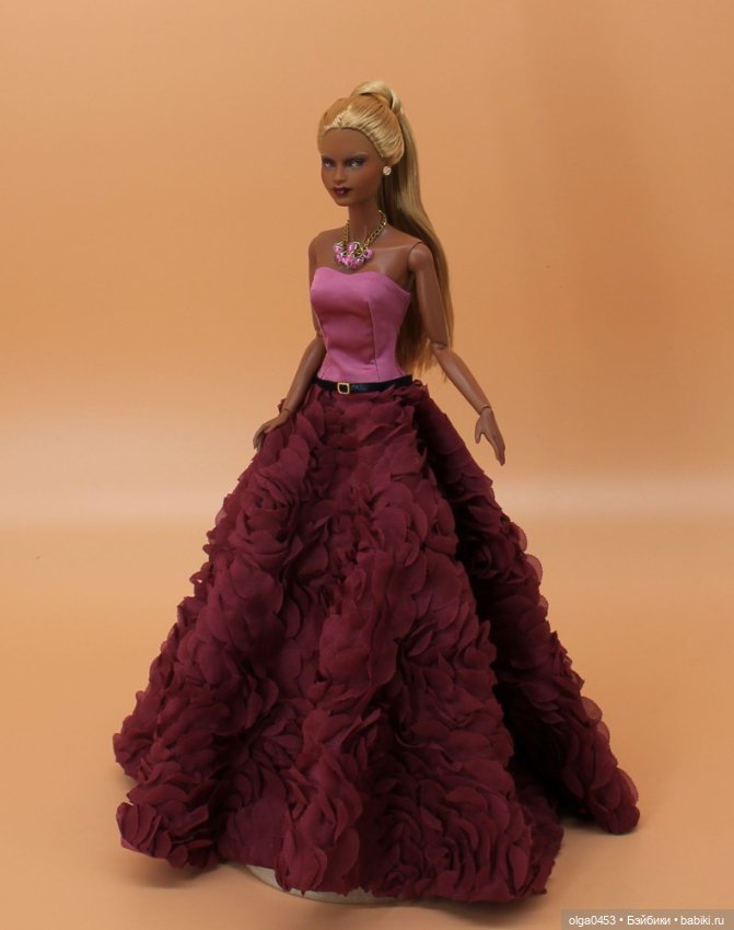 Темнокожая и золотоволосая