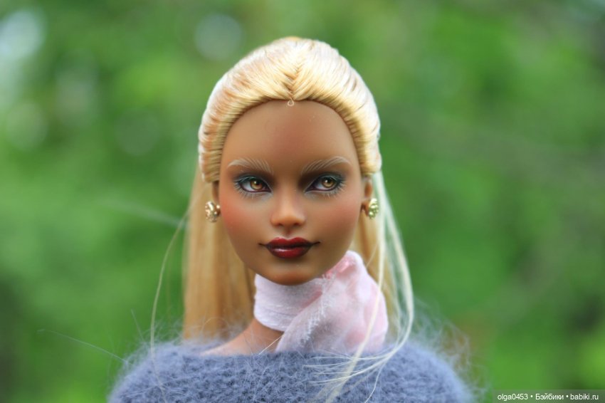 Темнокожая и золотоволосая