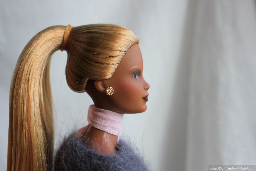 Темнокожая и золотоволосая