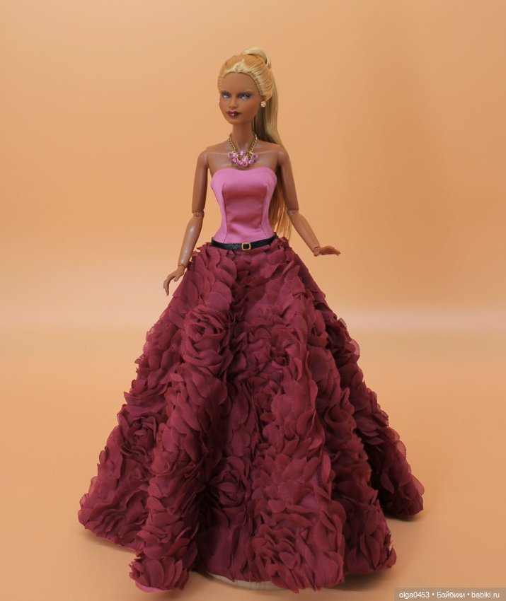 Темнокожая и золотоволосая