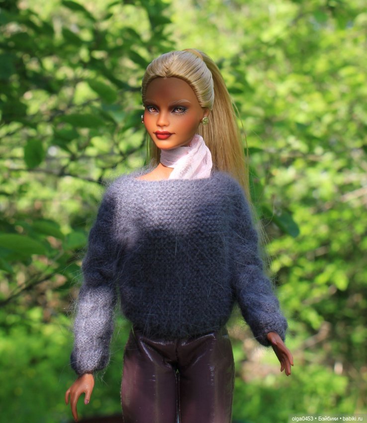 Темнокожая и золотоволосая