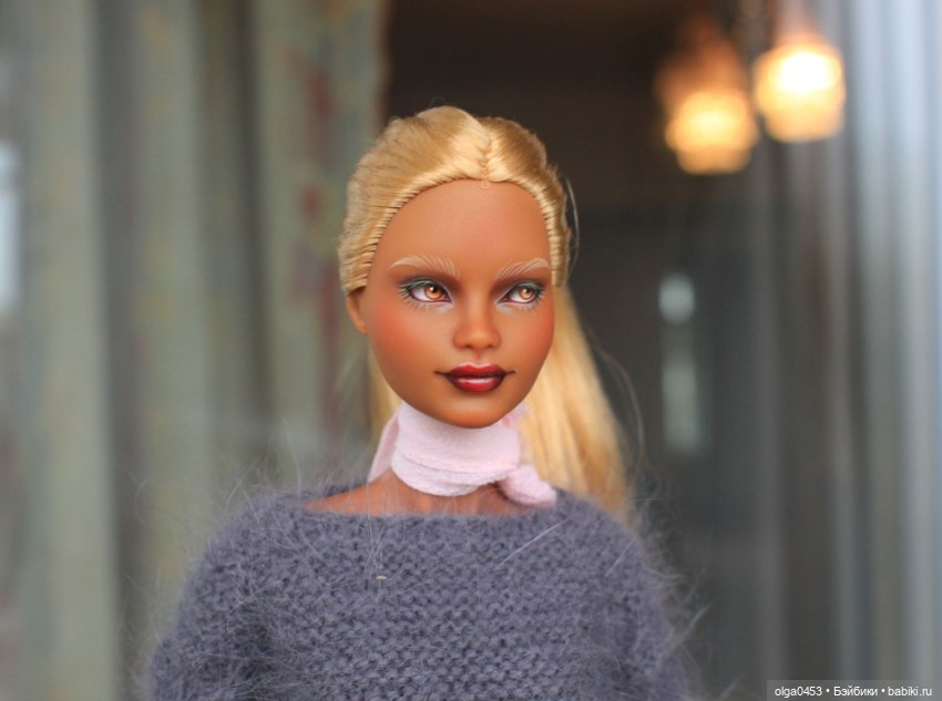 Темнокожая и золотоволосая