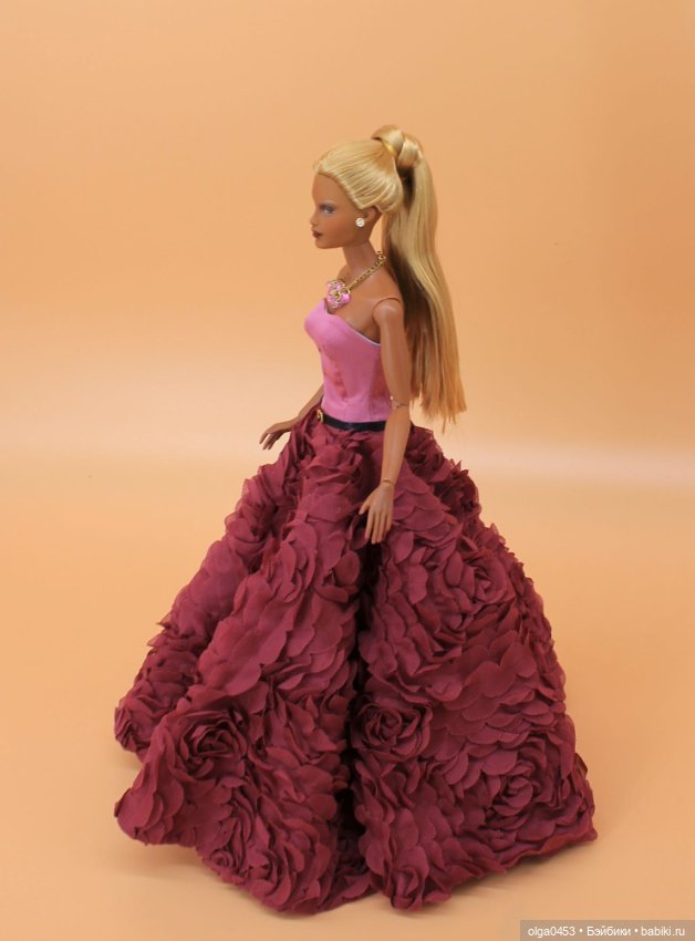 Темнокожая и золотоволосая