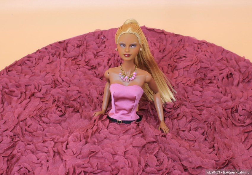 Темнокожая и золотоволосая