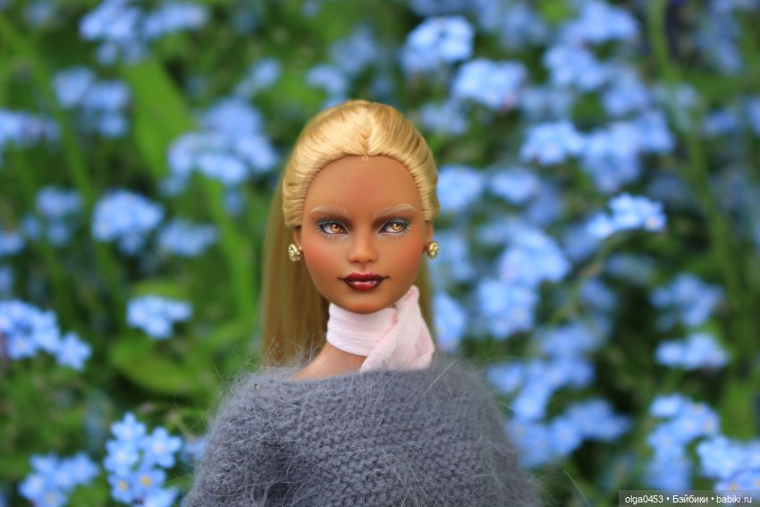 Темнокожая и золотоволосая