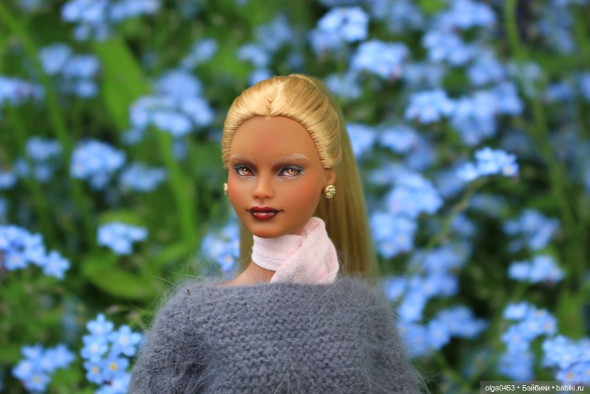 Темнокожая и золотоволосая