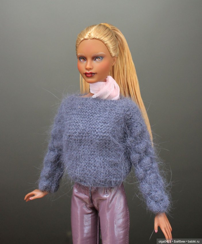 Темнокожая и золотоволосая