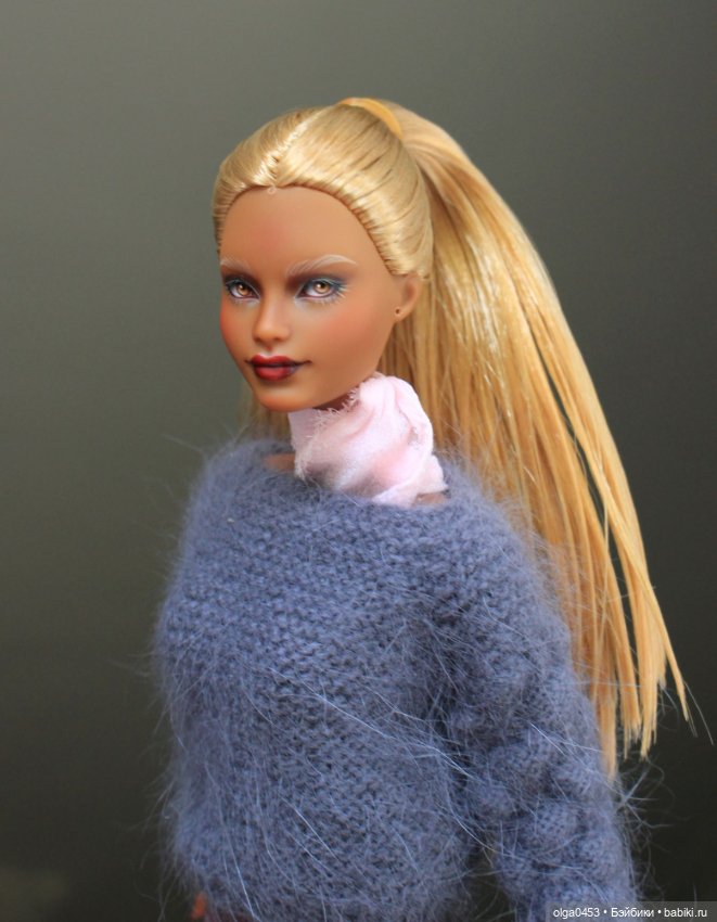 Темнокожая и золотоволосая