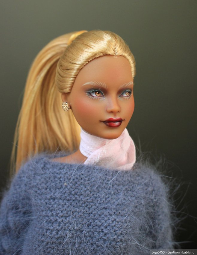 Темнокожая и золотоволосая