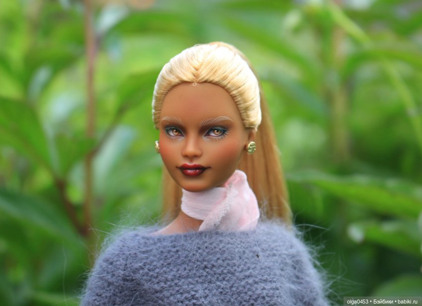 Темнокожая и золотоволосая