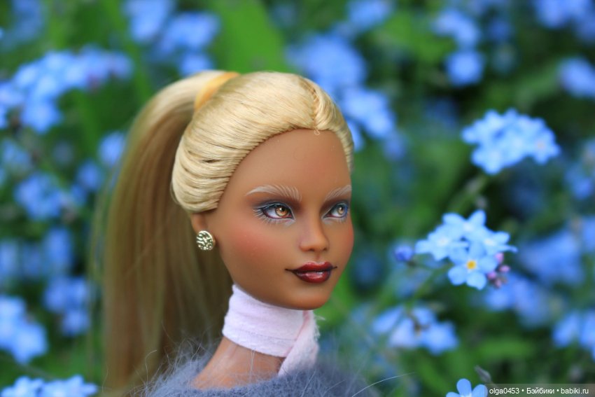 Темнокожая и золотоволосая