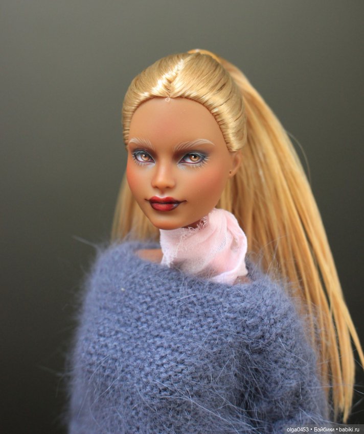 Темнокожая и золотоволосая