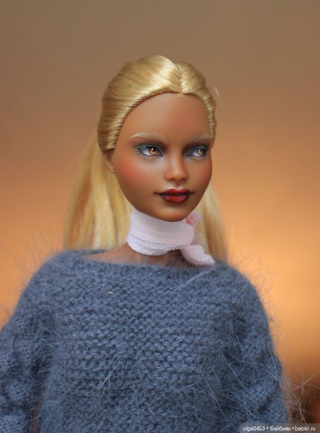 Темнокожая и золотоволосая