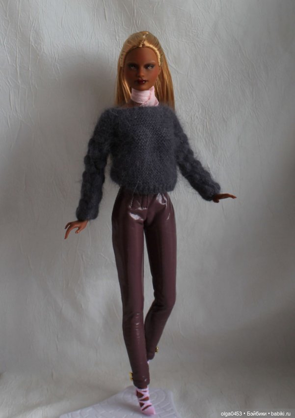 Темнокожая и золотоволосая