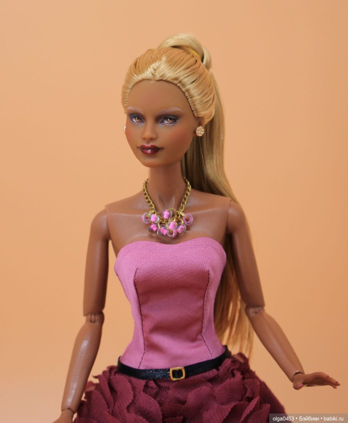 Темнокожая и золотоволосая