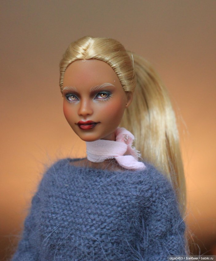 Темнокожая и золотоволосая