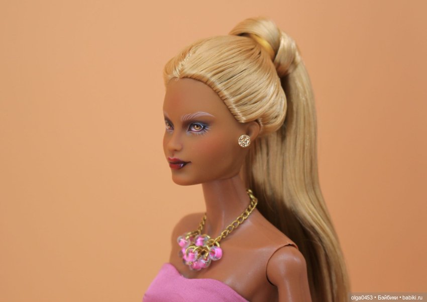 Темнокожая и золотоволосая