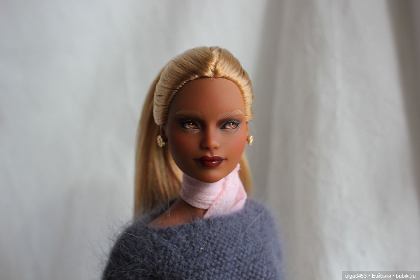 Темнокожая и золотоволосая