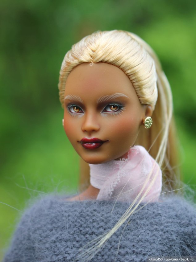 Темнокожая и золотоволосая