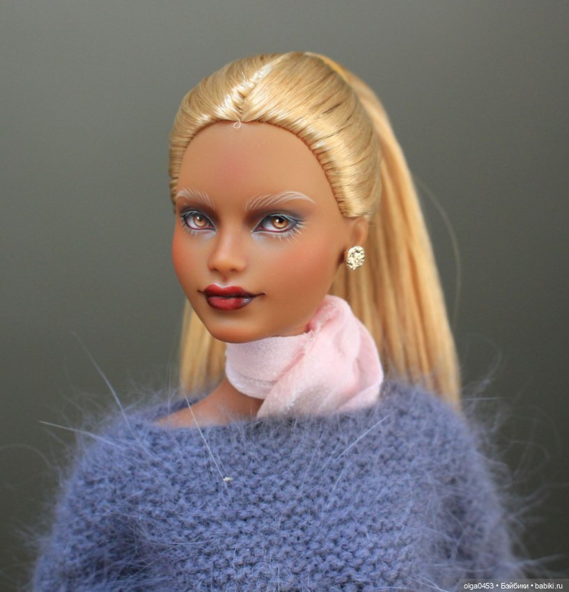 Темнокожая и золотоволосая