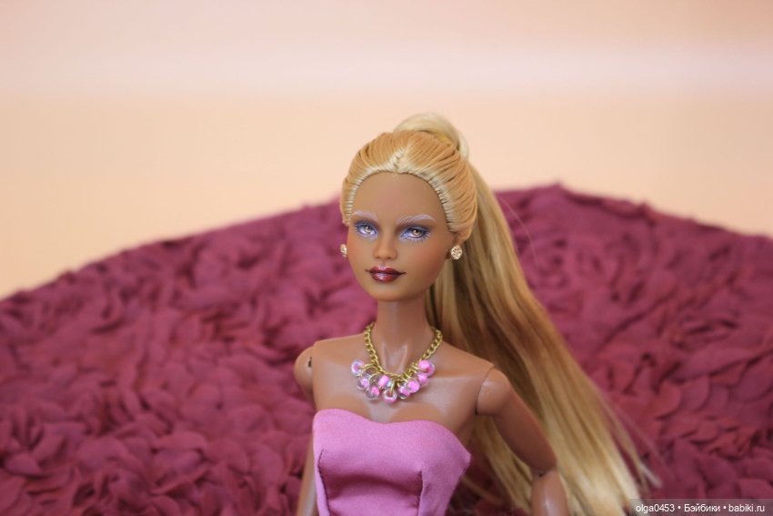 Темнокожая и золотоволосая