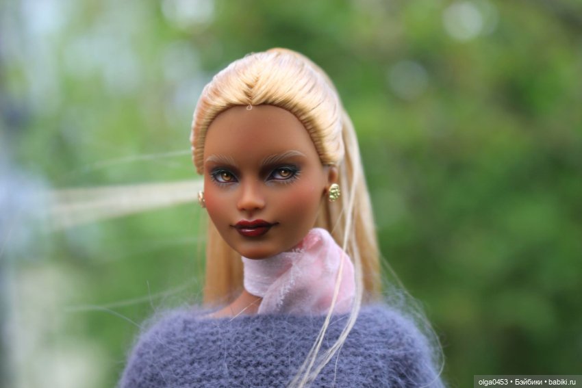 Темнокожая и золотоволосая