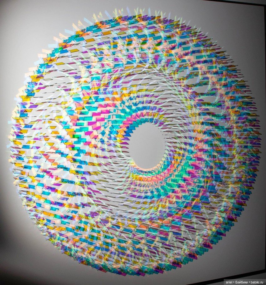 Яркие переливающиеся инсталляции Крис Вуд из дихроического стекла (фото 6)