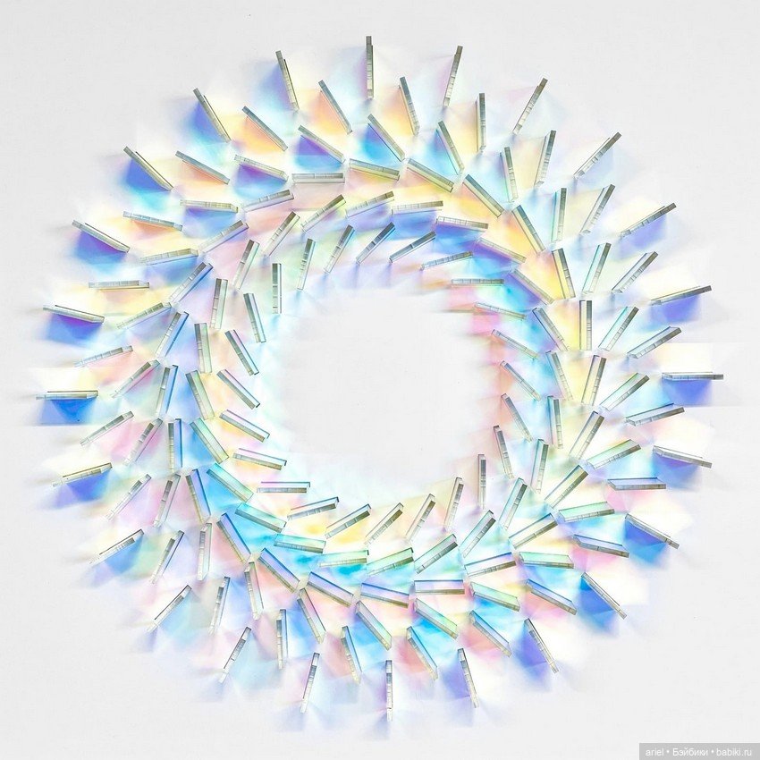 Яркие переливающиеся инсталляции Крис Вуд из дихроического стекла