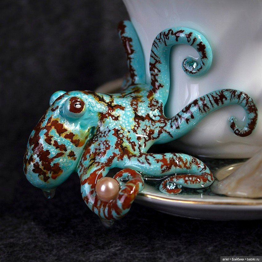 Реалистичные осминоги в кружках от голландской художницы Сахасы (Sahasa) (фото 4)