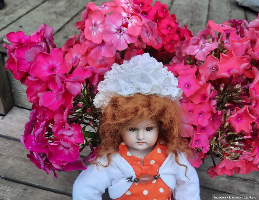 Next orange-red — Редкие антикварные куклы и реплики: воск