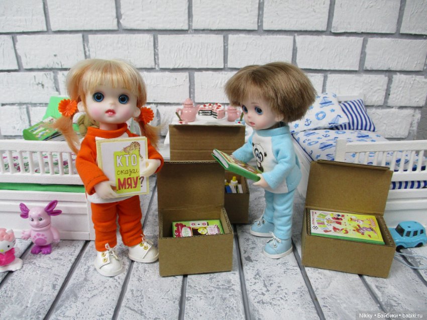 Фото-история "Распаковка" или книжки и канцелярия для кукол 16 см (фото 4)