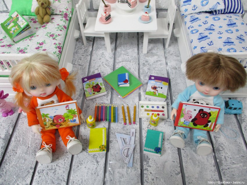 Фото-история "Распаковка" или книжки и канцелярия для кукол 16 см