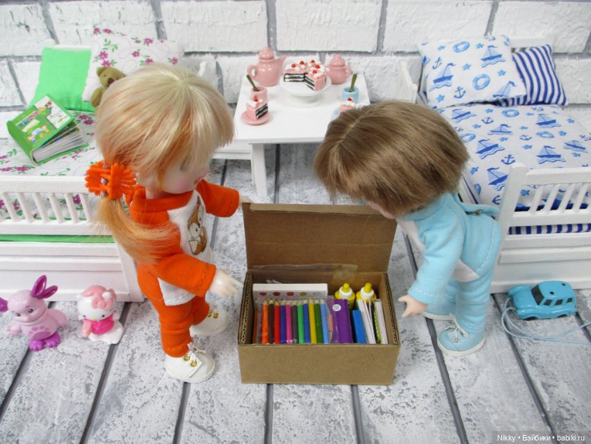 Фото-история "Распаковка" или книжки и канцелярия для кукол 16 см