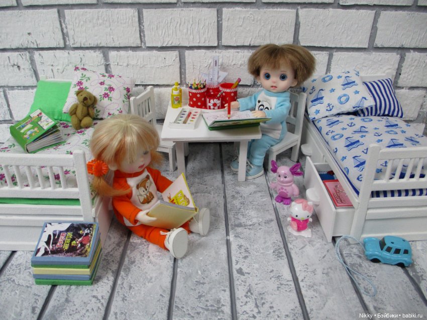 Фото-история "Распаковка" или книжки и канцелярия для кукол 16 см