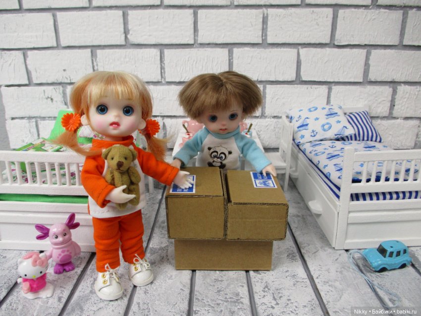 Фото-история "Распаковка" или книжки и канцелярия для кукол 16 см